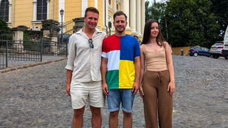  Kristian Škirjak v tričku, které připomíná jeho národní identitu, s přáteli. Zdroj: osobní archiv Kristiana Škirjaka 